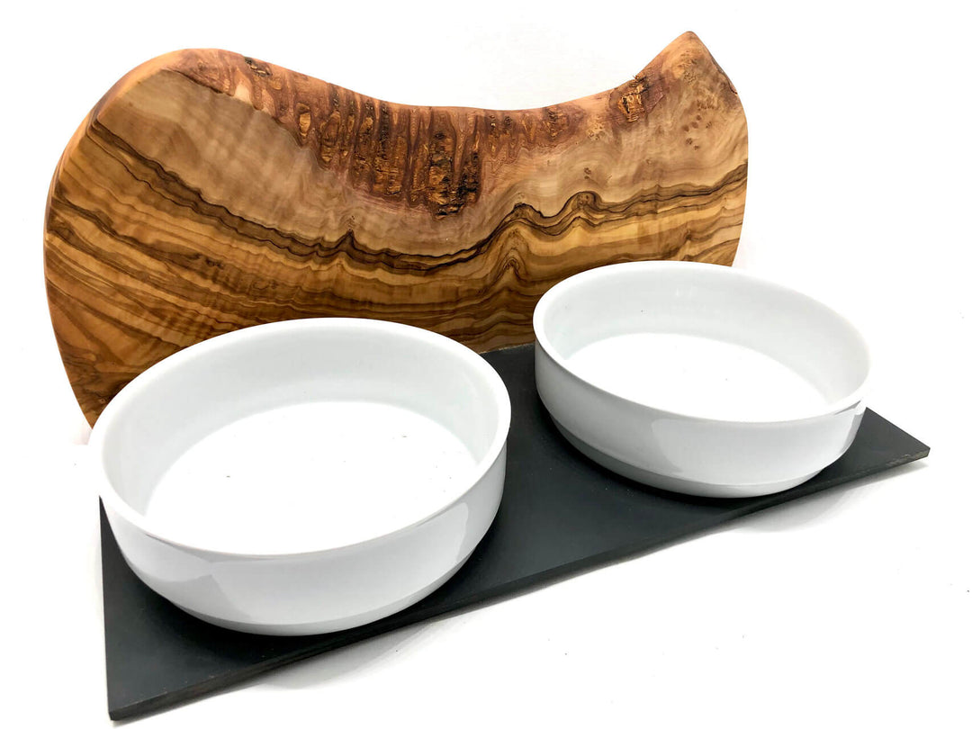 Futterstation mit Porzellanschalen und Spritzschutz aus Olivenholz