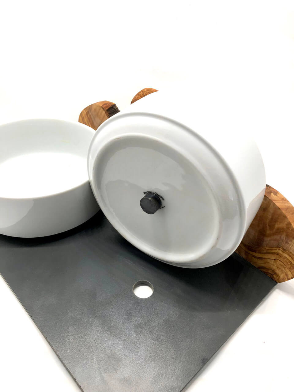 Futterstation mit Porzellanschalen und Spritzschutz aus Olivenholz