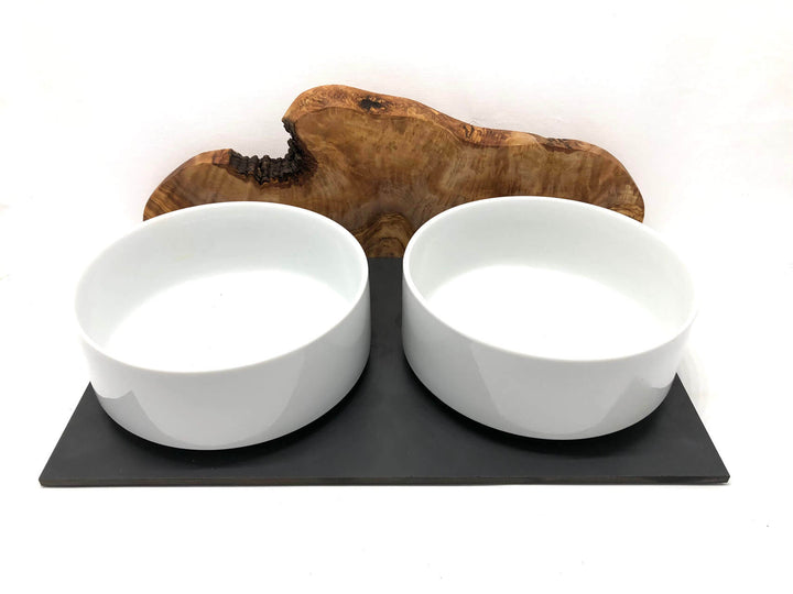 Futterstation mit Porzellanschalen und Spritzschutz aus Olivenholz