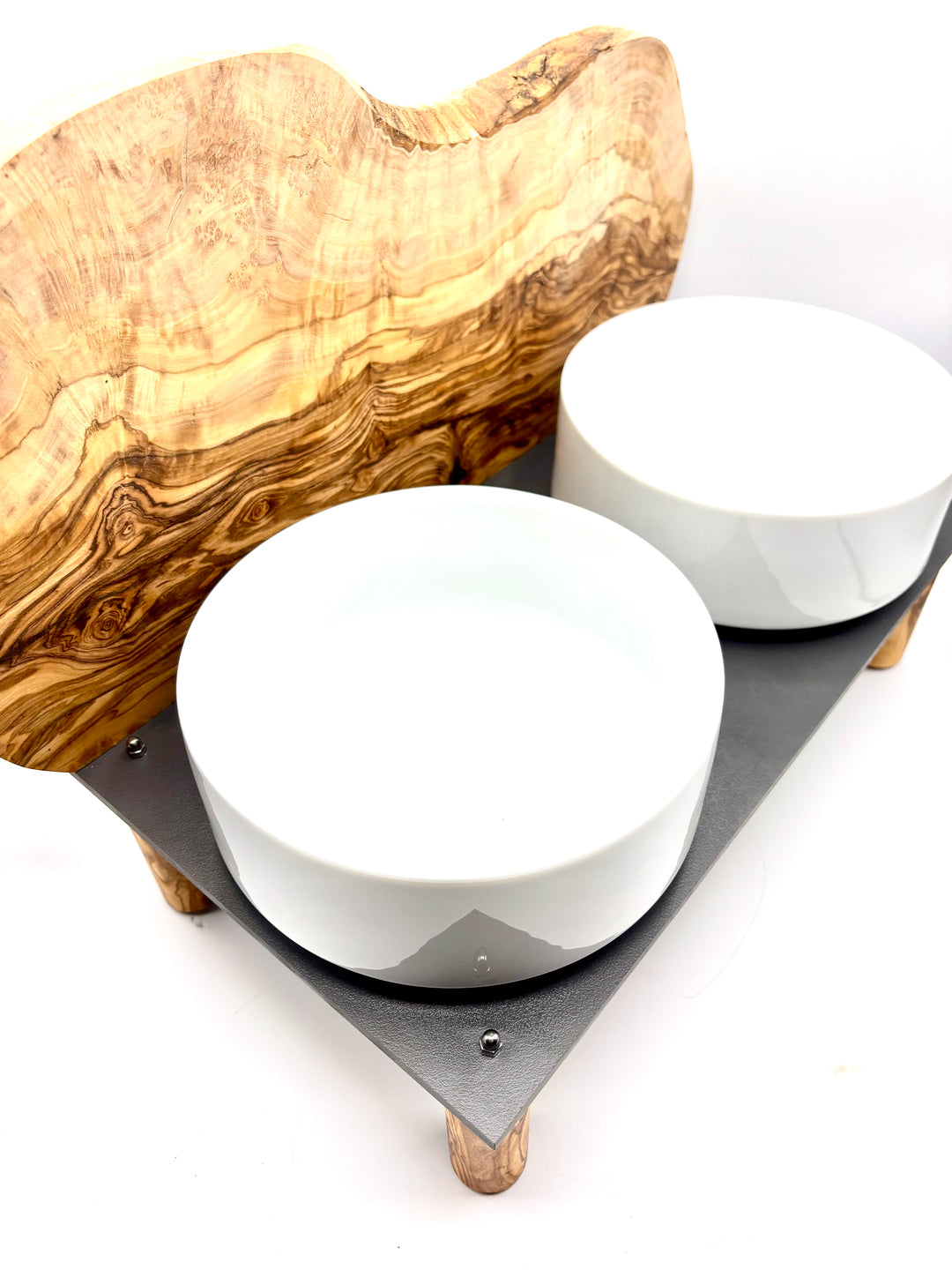 Feeding station with porcelain bowls and olive wood splash guard