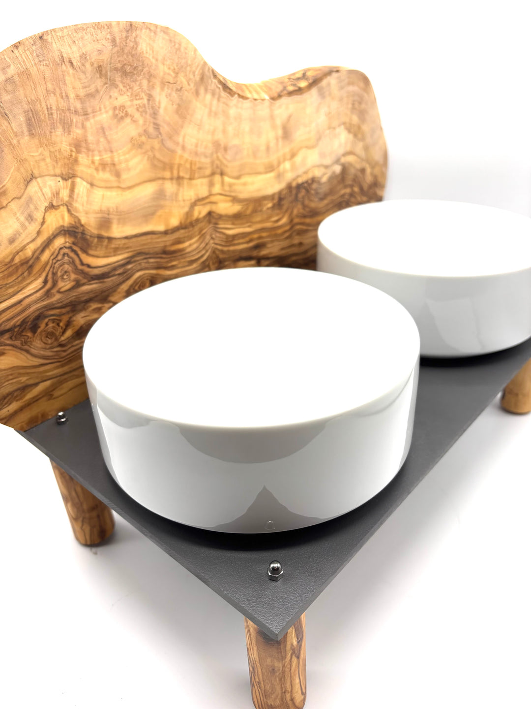 Feeding station with porcelain bowls and olive wood splash guard