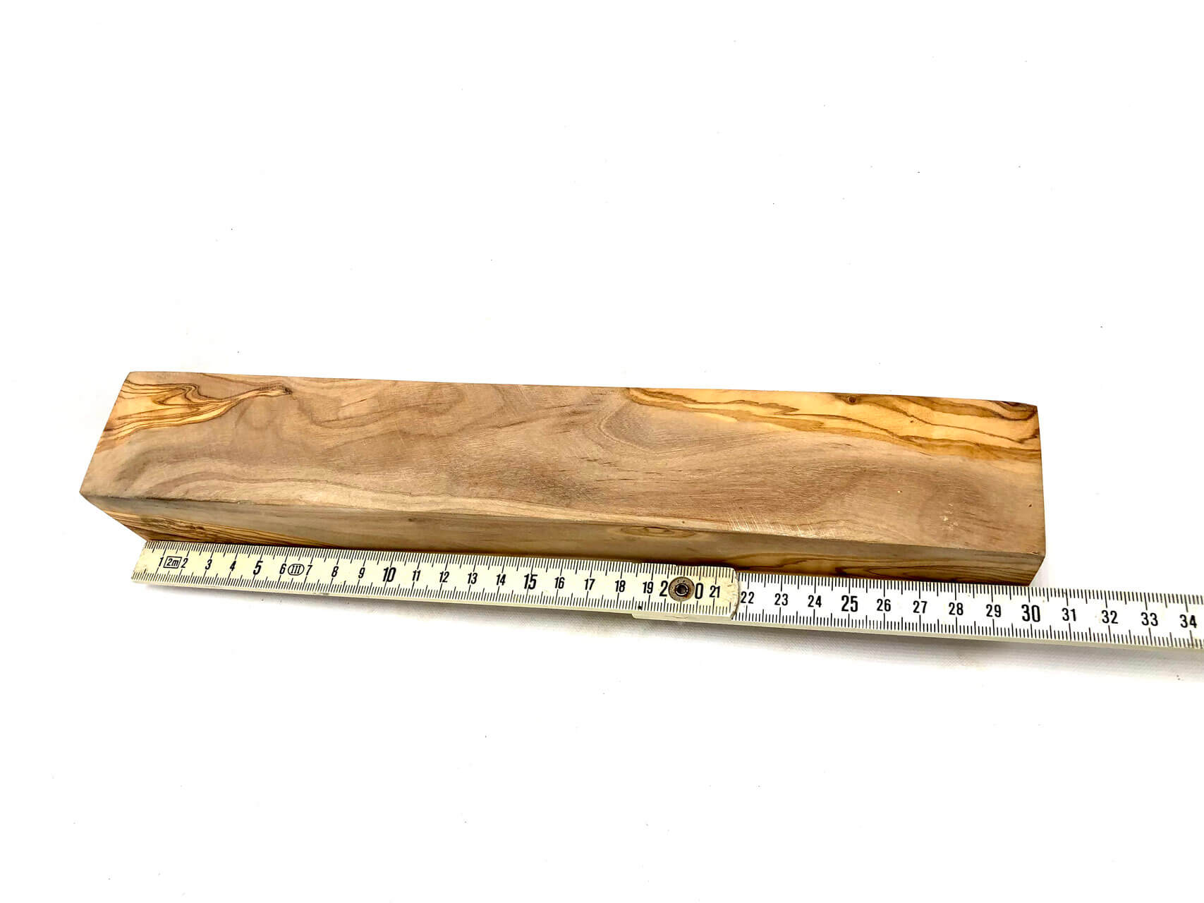 Kantholz aus Olivenholz zum Drechseln (50 x 50 x 300 mm) neben Zollstock