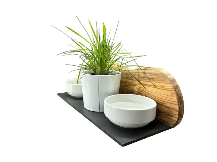 Futterstation MOUNTAIN – 2 Porzellannäpfe + Katzengras-Topf | Olivenholz & schwarze Designplatte