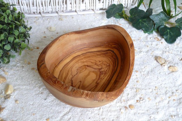 Runde und rustikale Knabberschale aus Olivenholz (14cm)