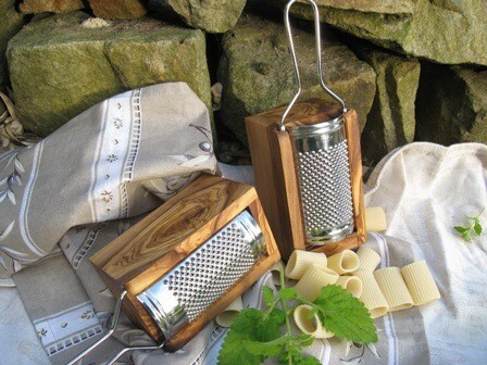 Hartkäsereibe mit Box aus Olivenholz und Reibe aus Edelstahl