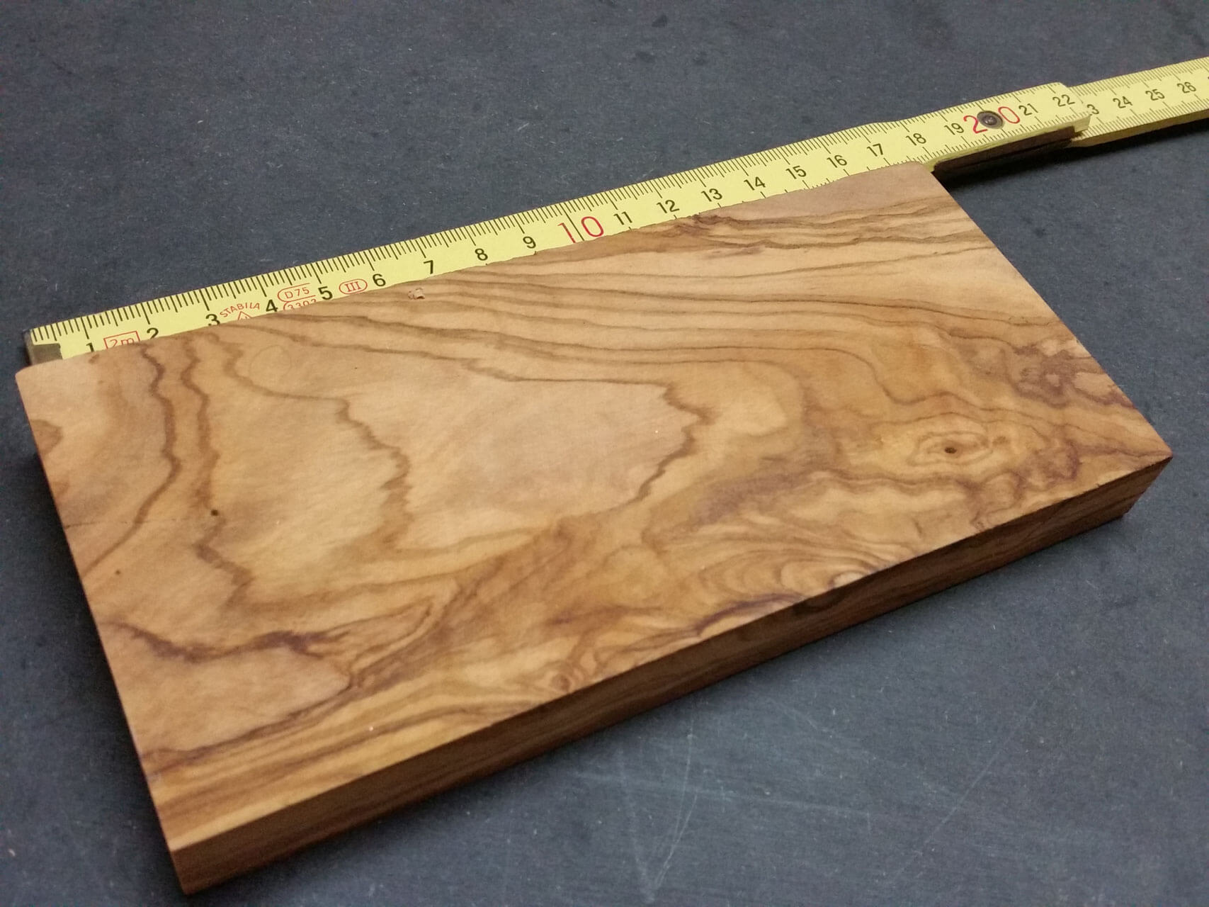 Kantholz aus Olivenholz zum Drechseln (170 x 80 x 18 mm) neben Zollstock