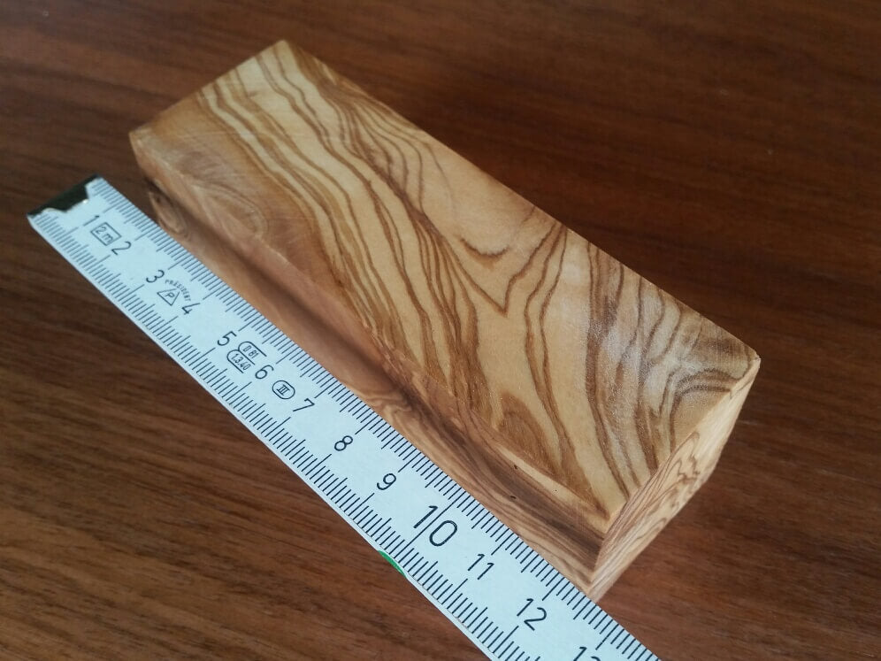 Kantholz aus Olivenholz (40 x 40 x 120 mm) mit Zollstock
