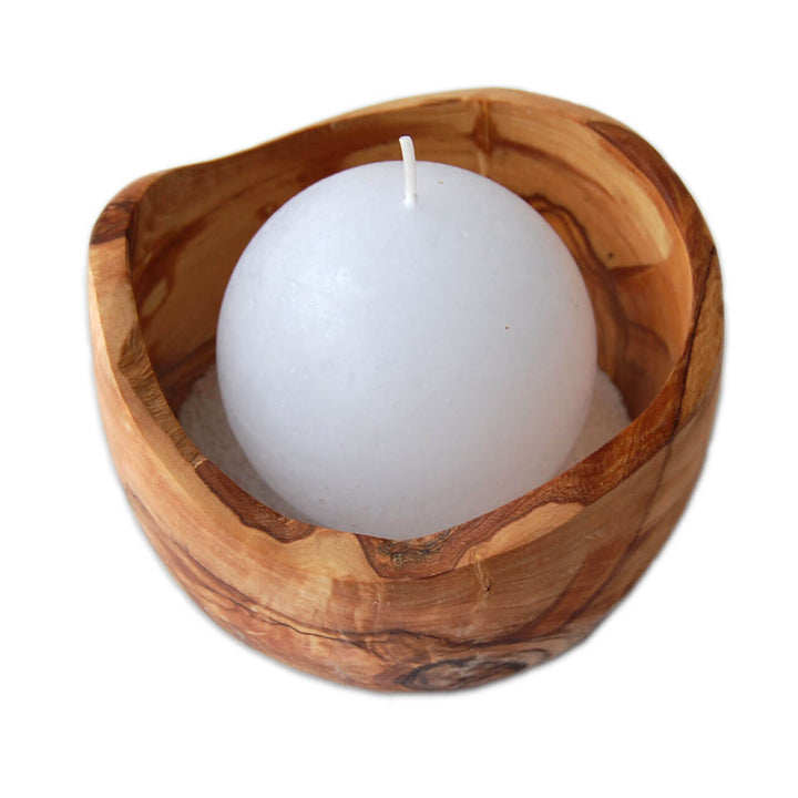 Kerzenständer aus Olivenholz Schälchen mit dekorativem, weißem Sand und weißer Kugelkerze