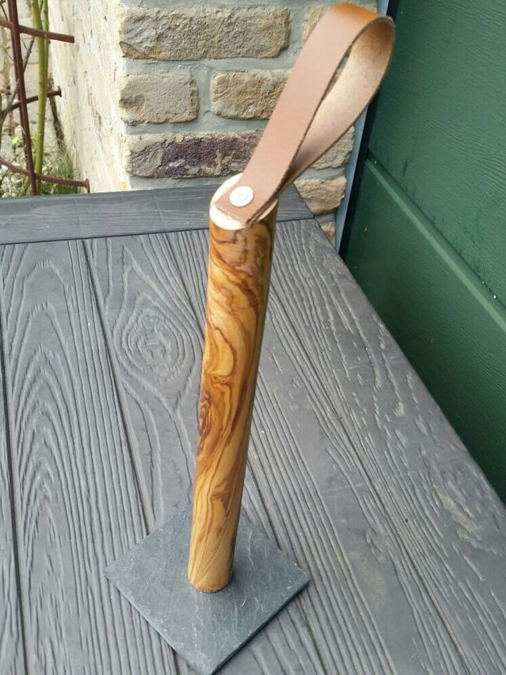 Küchenrollenhalter aus Olivenholz mit Lederschlaufe ohne Küchenrolle