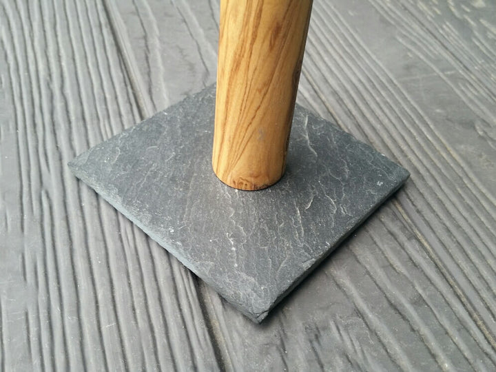 Detailansicht der Schieferplatte des Küchenrollenhalter aus Olivenholz