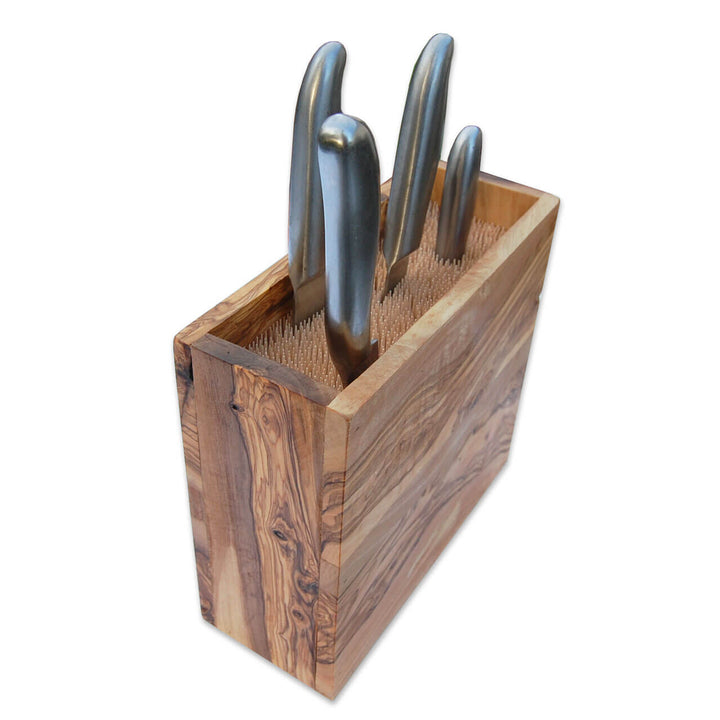Rechteckiger Messerblock aus Olivenholz mit Holzspießen mit Messern