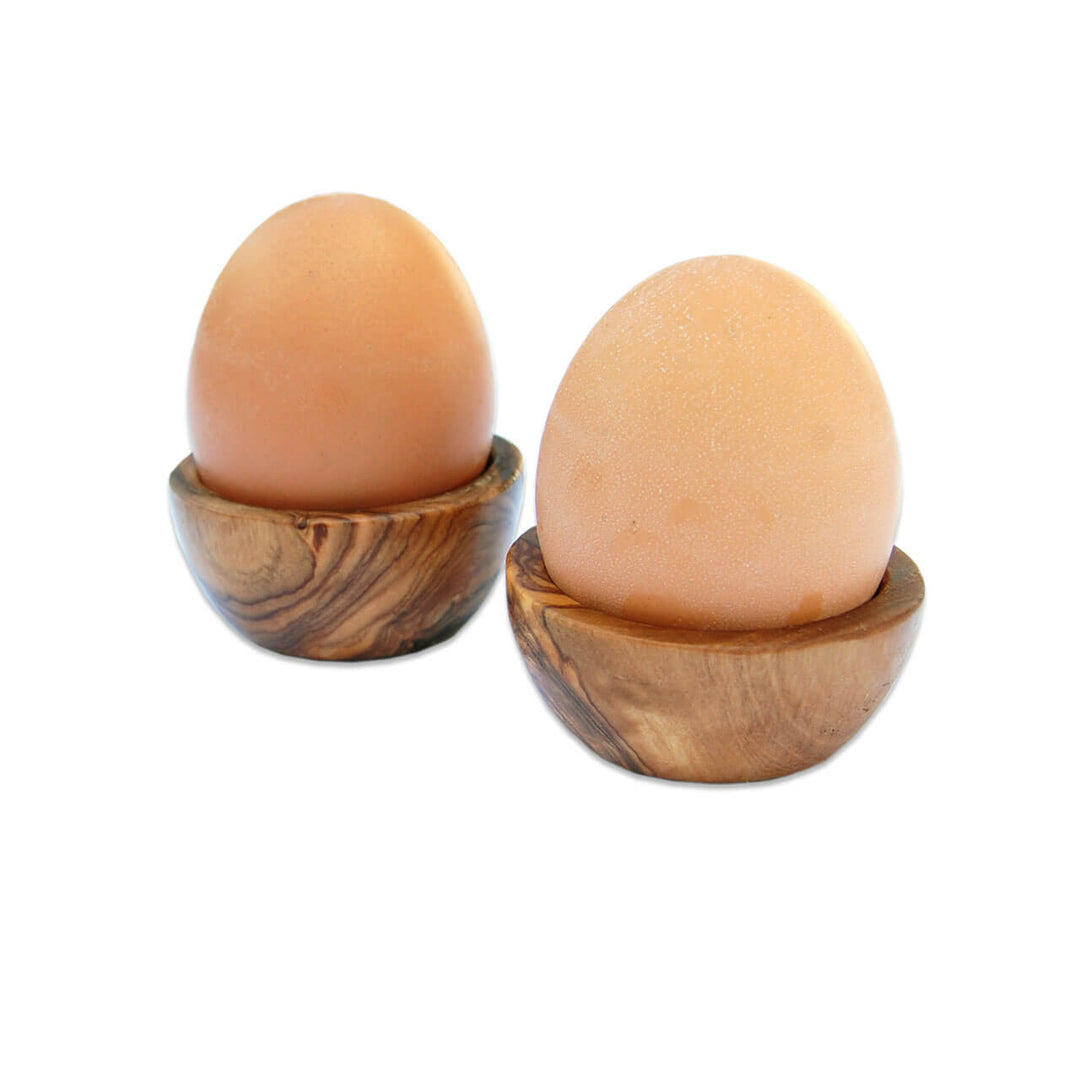 Zwei runde Eierbecher aus Olivenholz mit Ei