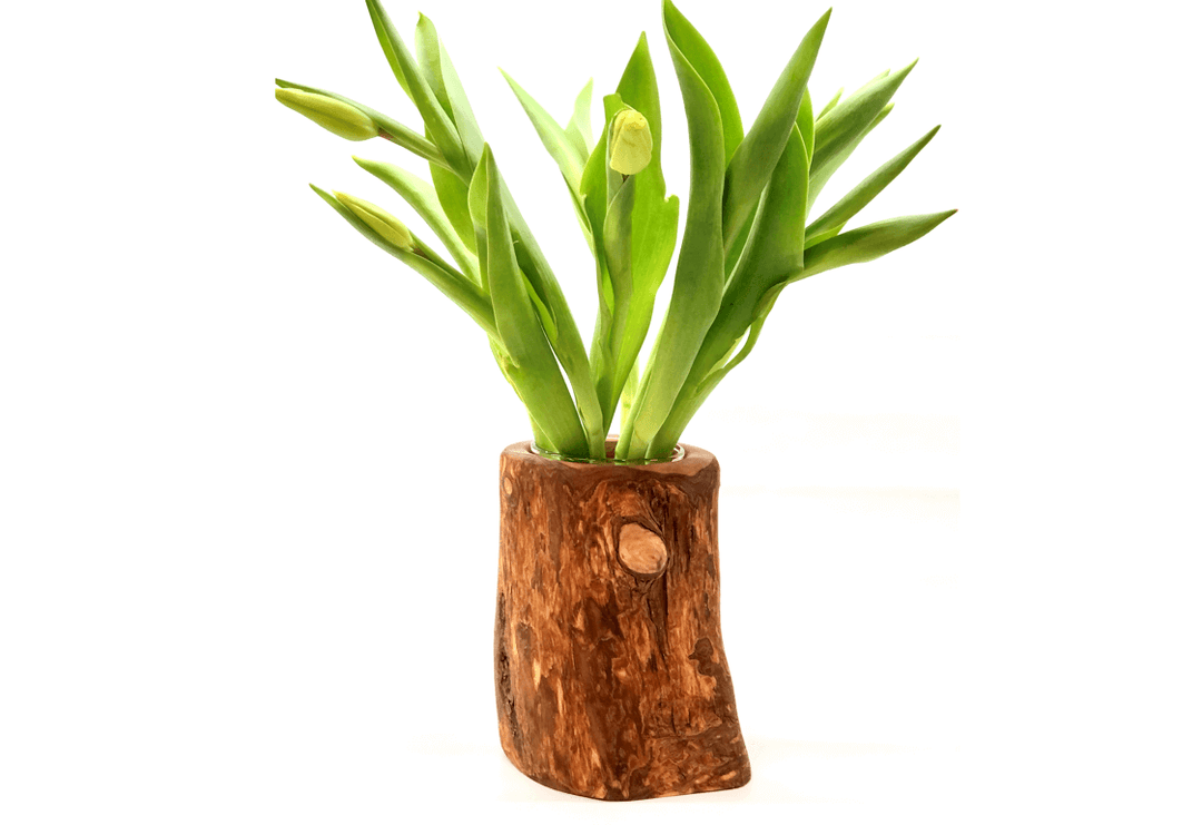 Rustikale Blumenvase aus Olivenholz mit Blumenstrauß