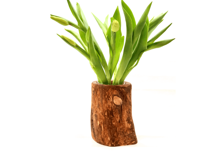 Rustikale Blumenvase aus Olivenholz mit Blumenstrauß