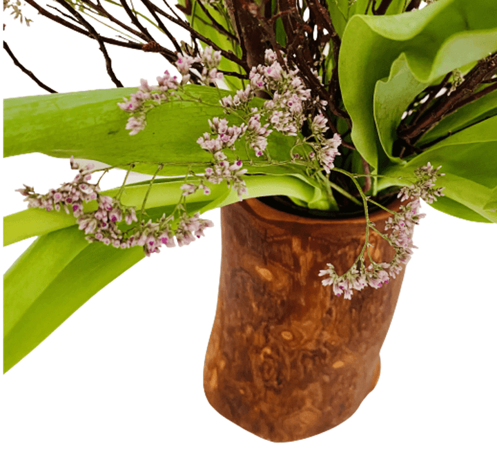 Rustikale Blumenvase aus Olivenholz mit Blumenstrauß