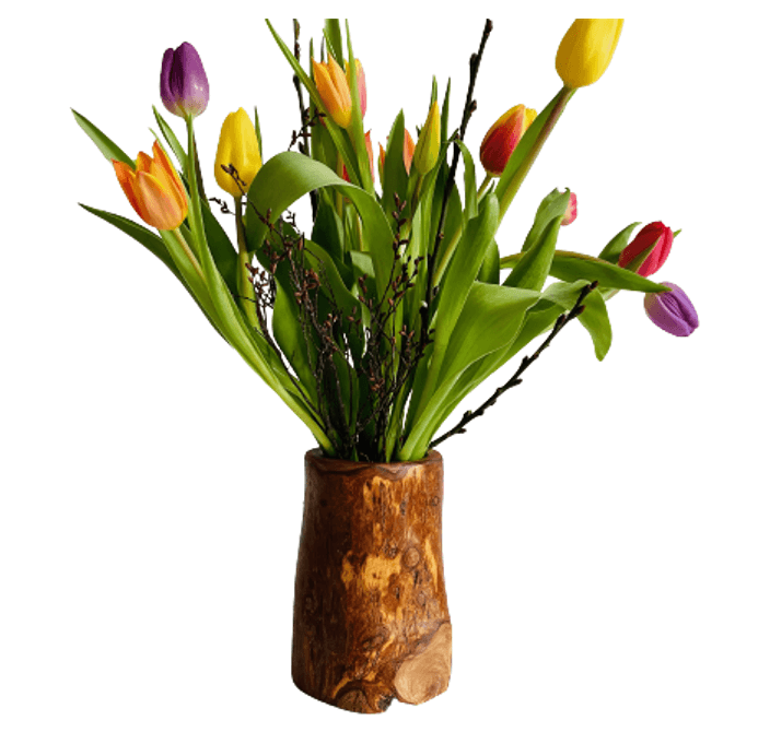 Rustikale Blumenvase aus Olivenholz mit Blumenstrauß