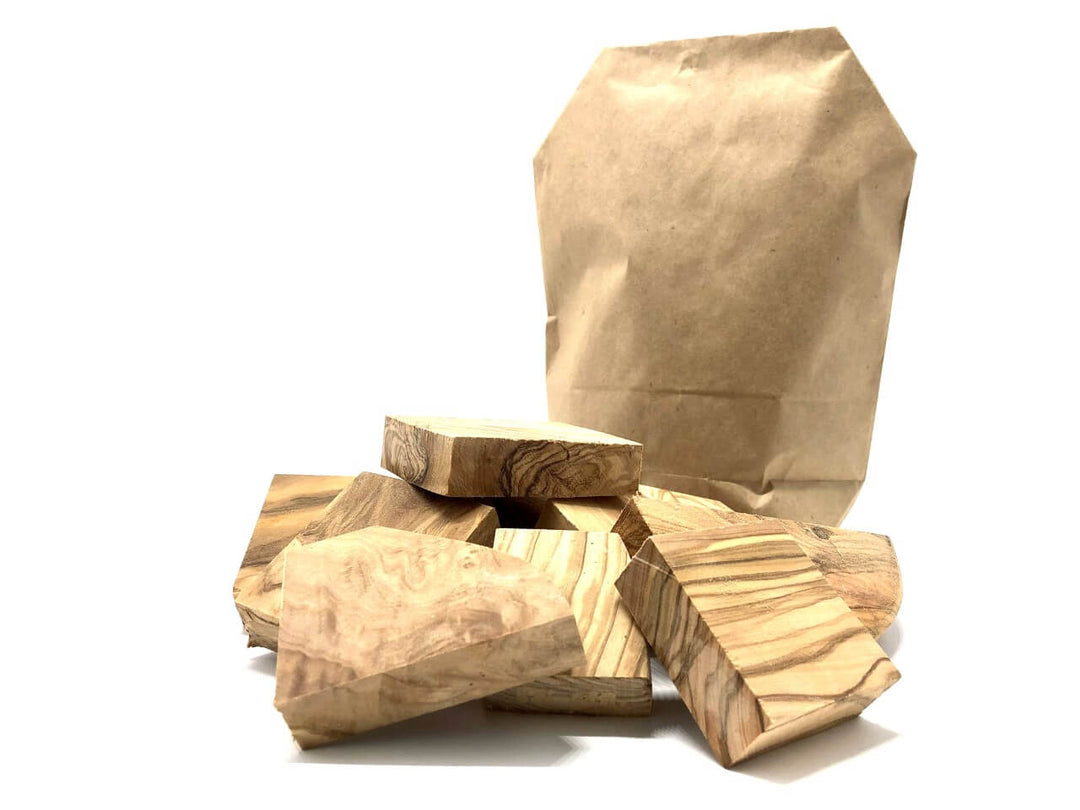 Unbearbeitetes Olivenholz zum Basteln im 1 KG Gebinde mit Verpackung aus Papiertüte