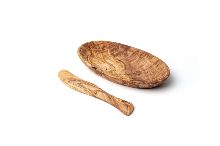 Butterschale neben Messer aus Olivenholz