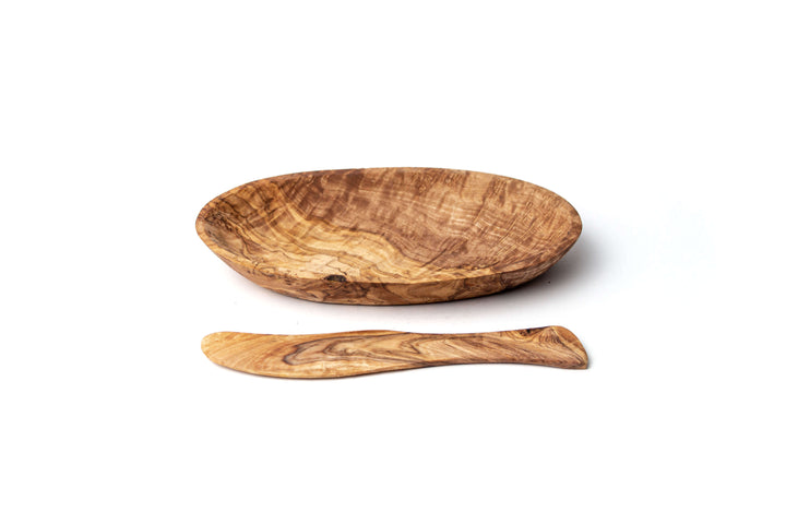 Butterschale neben Messer aus Olivenholz