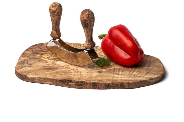Frühstücksbrettchen aus Olivenholz im Naturschnitt mit Wiegemesser und Paprika