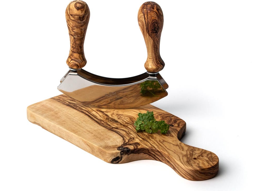 Frühstücksbrett aus Olivenholz mit Griff und Loch zum Aufhängen mit Wiegemesser und Petersilie