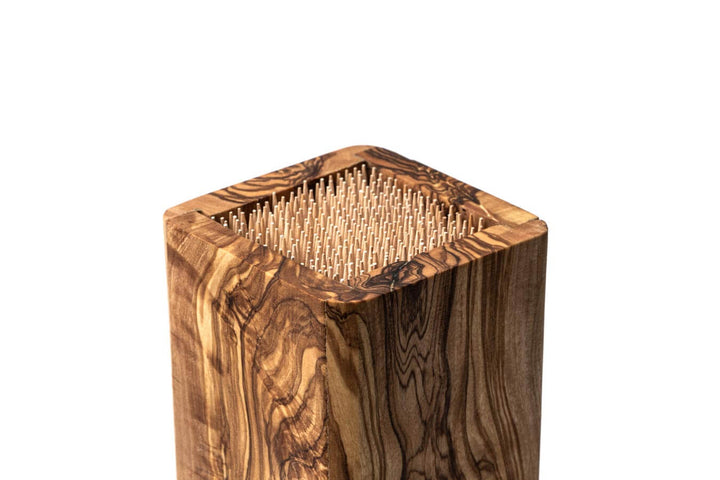 Messerblock aus Olivenholz mit Holzspießen