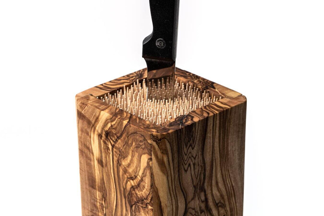 Messerblock aus Olivenholz mit Holzspießen und Messer