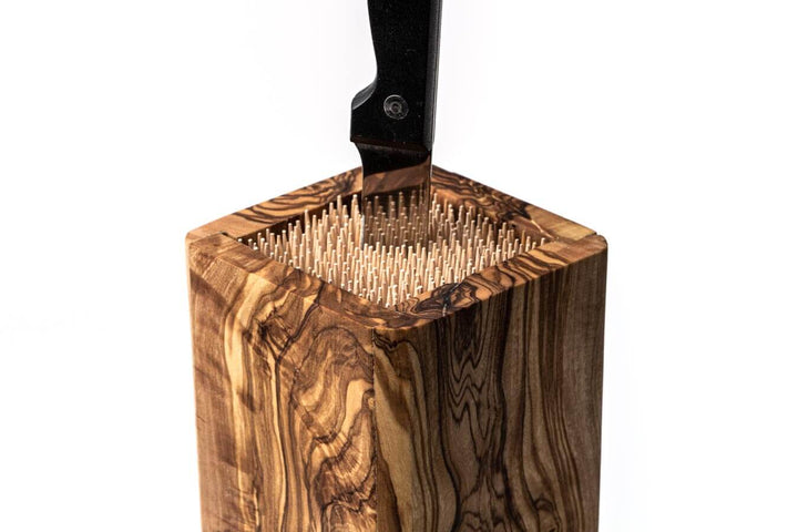 Messerblock aus Olivenholz mit Holzspießen und Messer