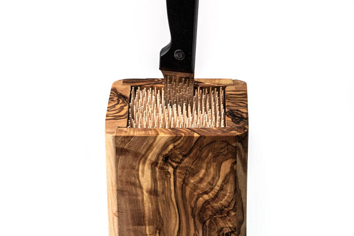 Messerblock aus Olivenholz mit Holzspießen und Messer