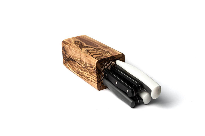 Messerblock aus Olivenholz mit Holzspießen und Messern
