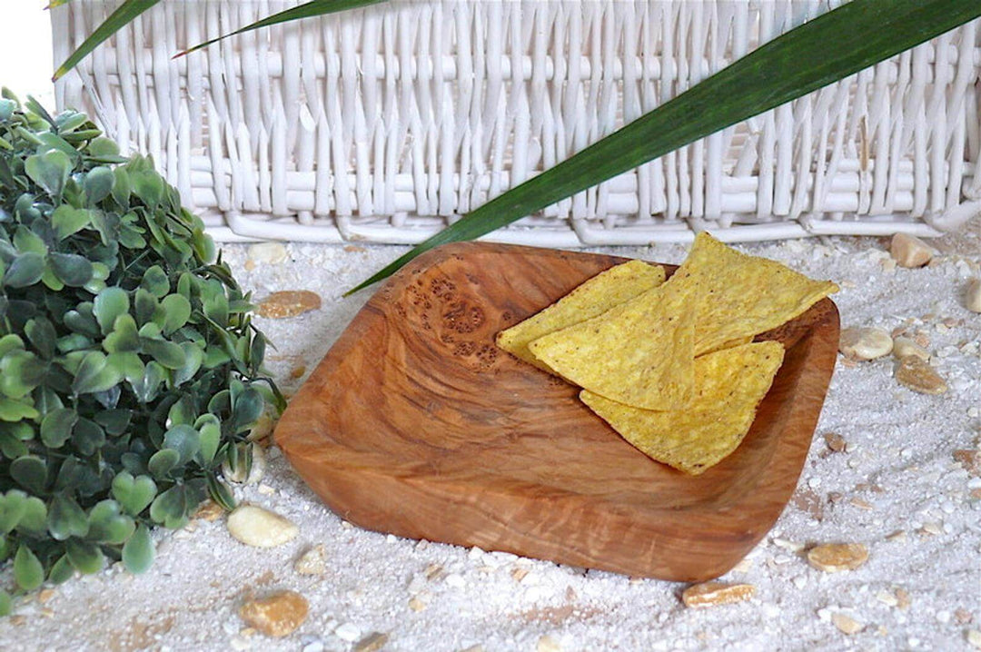 Viereckige flache Schale aus Olivenholz mit Nachos