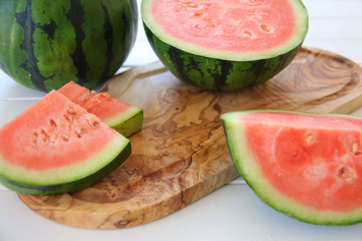 Tranchierbrett aus Olivenholz mit Saftrille und Wassermelone