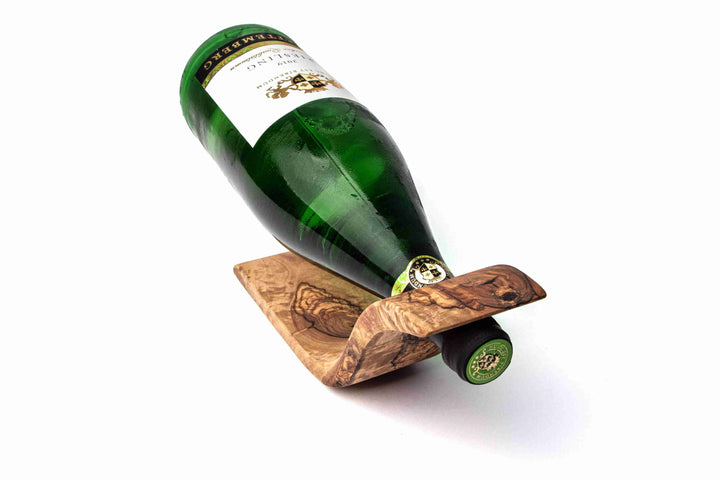 Weinflaschenhalter in Wellenform aus Olivenholz mit Weinflasche Frontalansicht